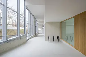 Modern Office Building Interior Imprime: A spacious corridor featuring large