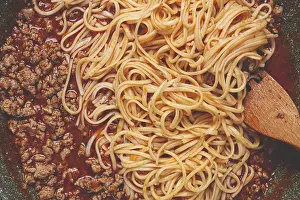Top View Pasta Dish Imprime: Spaghetti Bolognese, top view, in a frying pan