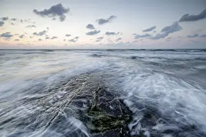 Benelux Countries Scenery Imprime: Splash and waves under a dramatic pink sky