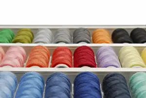 Colorful Threads Imprime: Spools of thread in various colours