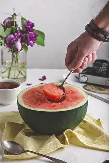 Balanced Diet Meal Prep Imprime: The Spoon with Piece of Watermelon in Man Hand