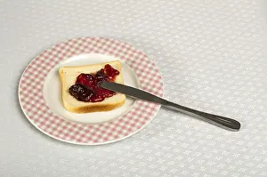 Berry Fruit Nutrition Imprime: Spread jam on bread with knife