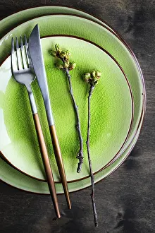 Rustic Spring Table Setting Imprime: Spring table setting in rustic style decorated with cherry bloom tree branches