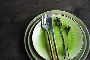 Rustic Spring Table Setting Imprime: Spring table setting in rustic style decorated with cherry bloom tree branches