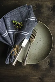 Rustic Spring Table Setting Imprime: Spring table setting in rustic style decorated with cherry bloom tree branches