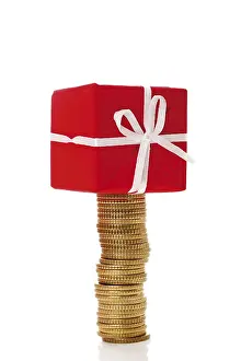 Christmas Gift Imprime: Stack of coins with gift parcel, present on top