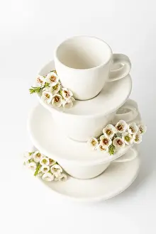 White Ceramic Tableware Imprime: Stack of elegant white teacups and plates