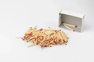 Bright White Background Imprime: Stack of matches in front of almost empty box
