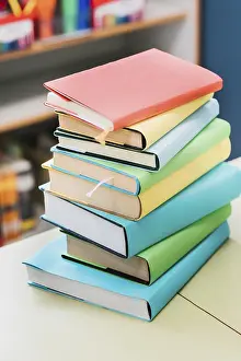 Educational Institution Background Imprime: Stack multicolored books table