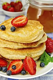Homemade Desserts Imprime: A stack of pancakes with strawberries