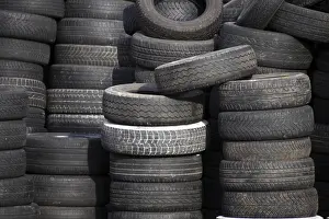 Plastic Waste Disposal Imprime: Stack of used tyres