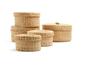 White Studio Setup Imprime: Stack of various sized wicker baskets isolated on white
