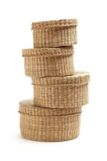 Wicker Baskets Imprime: Stack of various sized wicker baskets isolated on white
