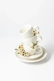 Minimalist Kitchen Decor Imprime: Stack of white ceramic cups and a saucer