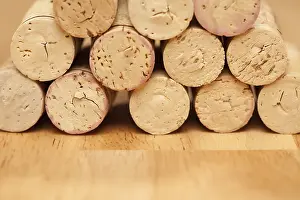 Wine Corks Imprime: Stack of wine corks on a wood surface