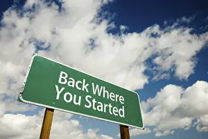 Dramatic Clouds Imprime: Back where you started road sign with dramatic clouds and sky