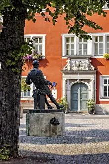 Johann Sebastian Bach Memorial Imprime: A statue in a square in front of a red