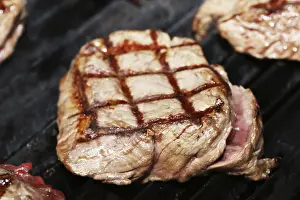 Barbecued Beef Meal Imprime: Steak on the grill with diamond pattern