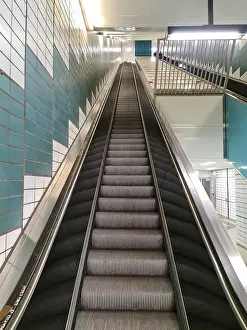 Deserted Subway Station Imprime: Empty steps of an escalator in a perspective view