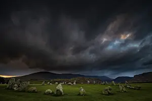 British National Park Landscapes Imprime: Stone circle with dramatic dark cloud sky