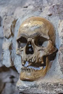 Eastern European Rock Formations Imprime: Stone structure embedded with human skulls