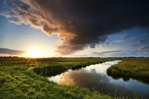 Dramatic Sunset Imprime: Storm cloud at dramatic sunset in summertime