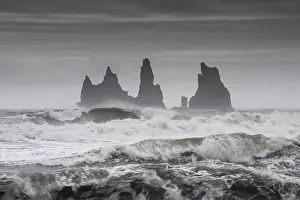 Icelandic Volcanic Rocks Imprime: Storm with strong surf, rock needles