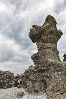 Raukar Limestone Column Imprime: Stroller next to bizarre rocket