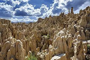 Impresiones de Rocas estructuradas frente a formaciones nubosas dramáticas en el cielo, el Valle de la Luna Moon Valley cerca de La Paz en Bolivia Bolivia Imprime: Rocas estructuradas frente a formaciones nubosas dramáticas en el cielo.