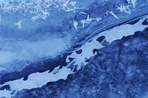 Winter Nature Scene Imprime: Structures in an iced up course of a stream