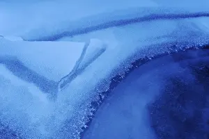 Winter Nature Scene Imprime: Structures in an iced up course of a stream