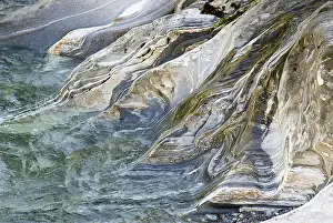 Striped Rock Formations Imprime: Structures in the river Vezasca