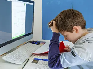 Childhood Education Imprime: Students doing homework in front of the computer