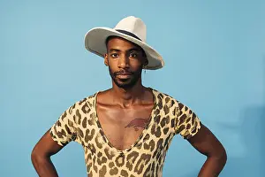 One Person Studio Photo Imprime: Stylish guy posing in studio against blue background looking at camera