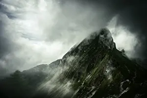 Central Europe Mountain Peaks Imprime: Summit ridge with dramatic clouds