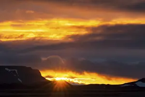 Backlit Mountain View Imprime: Sun breaking through the clouds