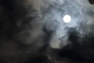 Deserted Cloudy Sky Imprime: Sun behind clouds