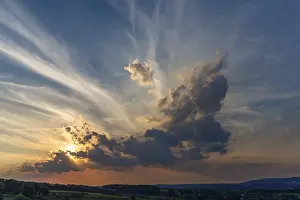 Evening Light In Germany Imprime: Sun and clouds in the evening sky