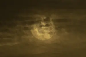 Cloudy Skies England Imprime: Sun behind thin clouds in the sky