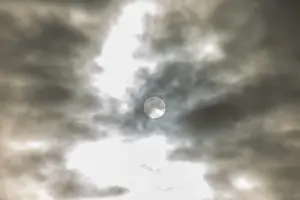 Cloudy Weather Photography Imprime: Sun behind dark clouds