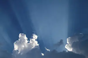 Empty Sky With Clouds Imprime: Sun rays behind clouds
