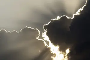Stormy Weather Imprime: Sun behind storm clouds