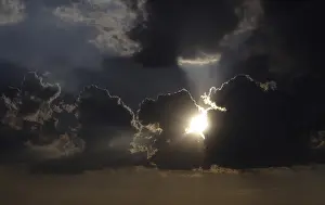 Stormy Sky Imprime: Sun behind storm clouds