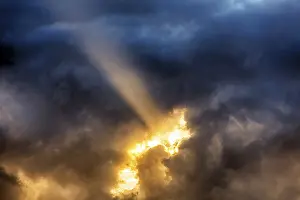 Scottish Travel Photography Imprime: Sunbeam through gap in clouds, dramatic evening sky