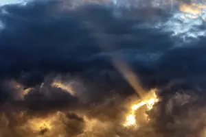 Dramatic Evening Sky Imprime: Sunbeam through gap in clouds, dramatic evening sky