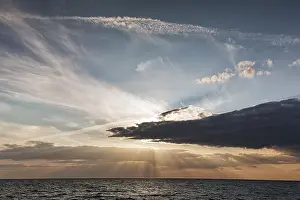 Evening Sun On The Sea Imprime: Sunbeams behind clouds, dramatic evening sky
