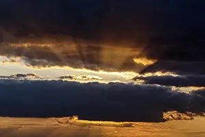 Dramatic Evening Sky Imprime: Sunbeams behind clouds, dramatic evening sky
