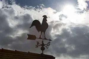 Dramatic Cloud Formations Europe Imprime: Sunlit weather vane in front of dramatic cloud formations