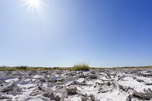 Namibia Desert Landscape Photography Imprime: Sunrays shine on drought mud patterns
