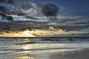 Sunset On The North Sea Imprime: Sunset with clouds on the beach